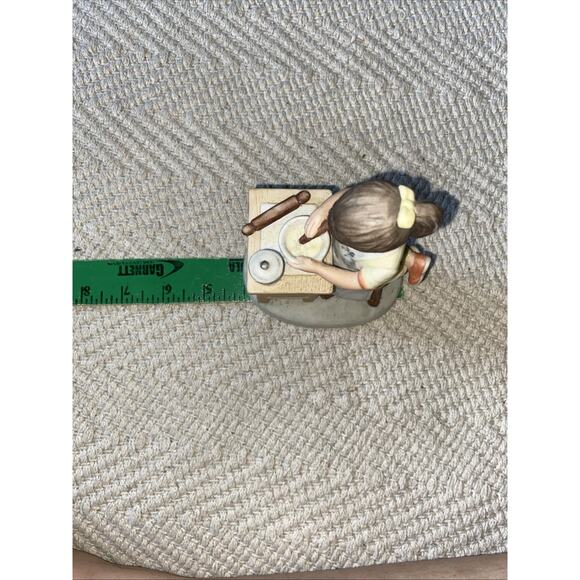 Vintage FRANCES HOOK Little Girl Figure Baking Mother's Helper A Childs World - Picture 10 of 10